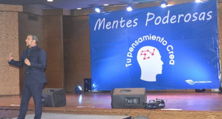 DR. Alberto Díaz imparte conferencia