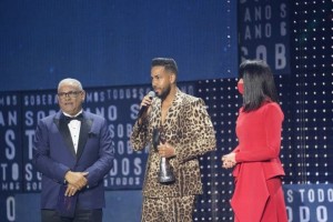 Nini Cáffaro y Romeo Santos reciben Gran Soberano